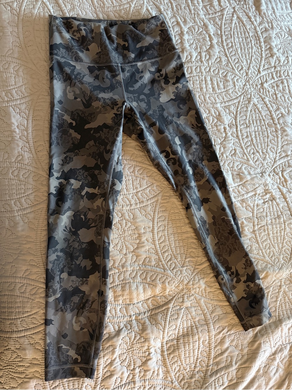 Lululemon sz 8 blk and grey legging.
7/8 length, no pilling, like new